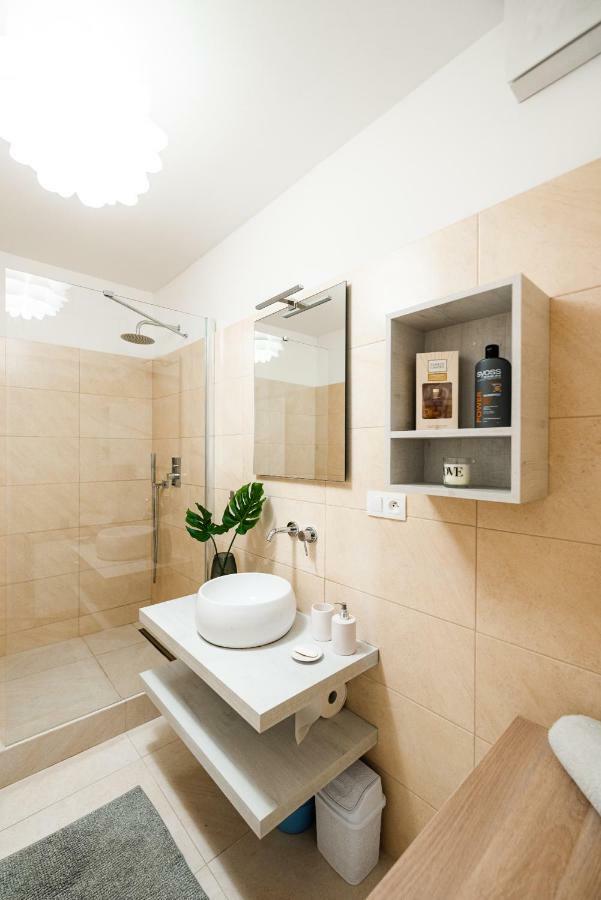 Private 5 Star 3 Room Flat And In-Door Pkg Нитра Экстерьер фото