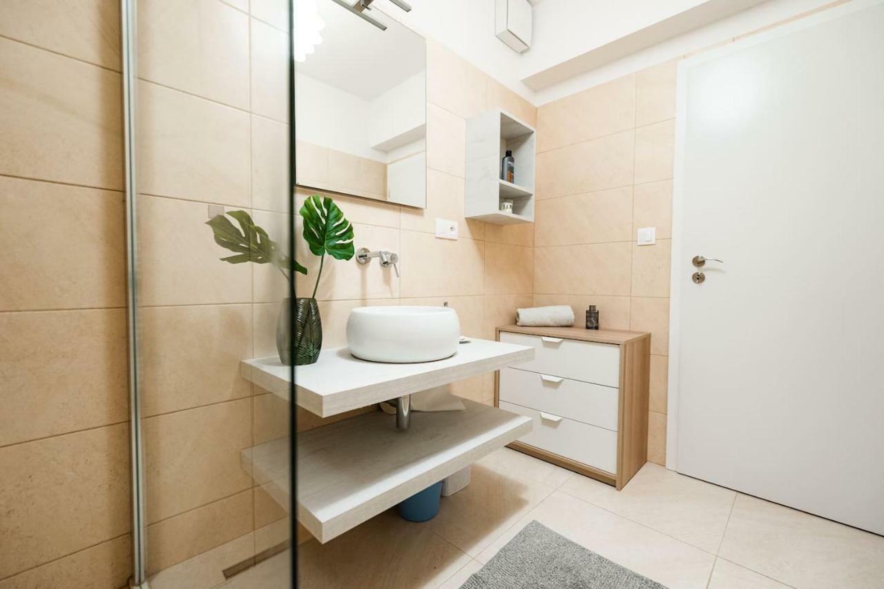 Private 5 Star 3 Room Flat And In-Door Pkg Нитра Экстерьер фото