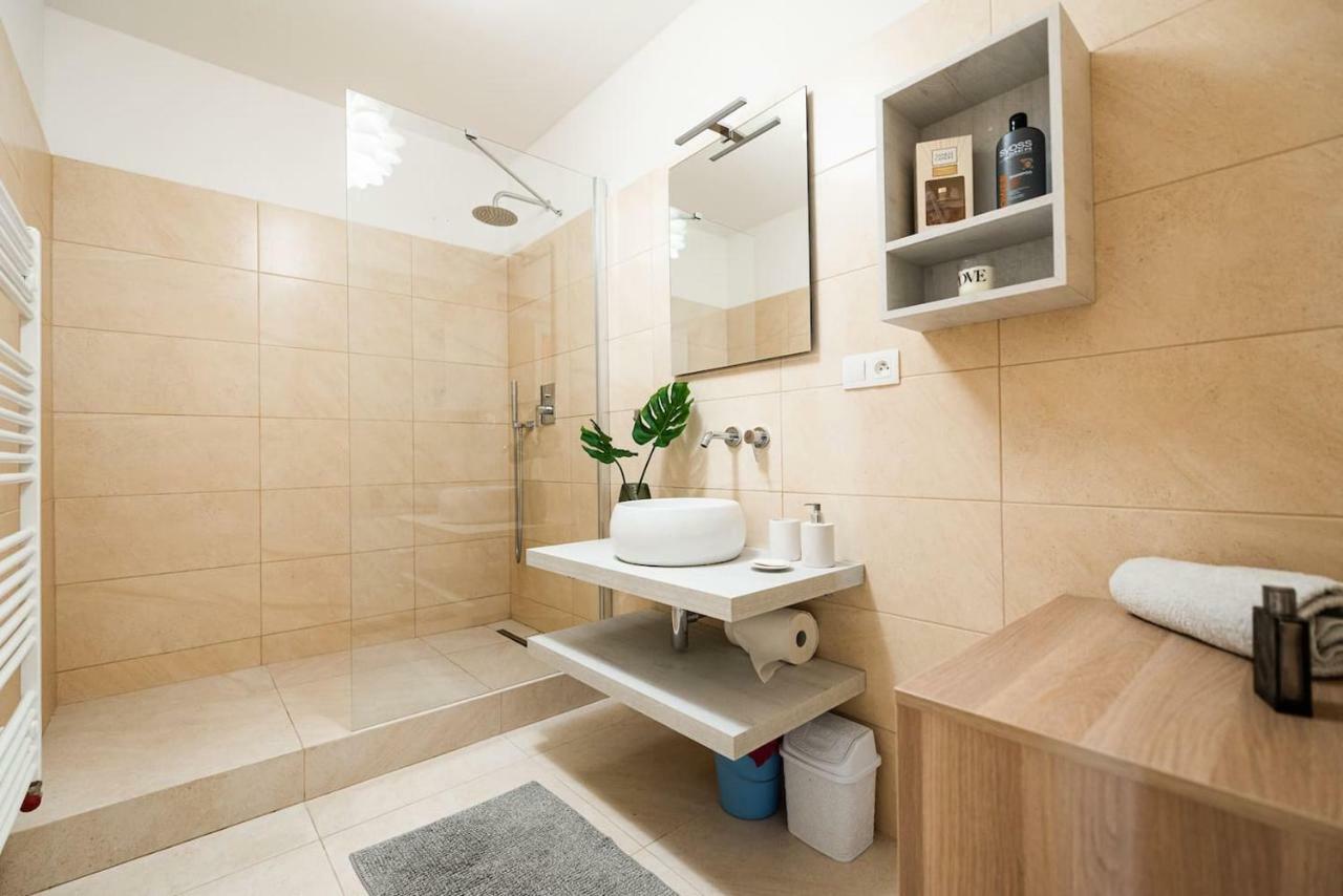 Private 5 Star 3 Room Flat And In-Door Pkg Нитра Экстерьер фото