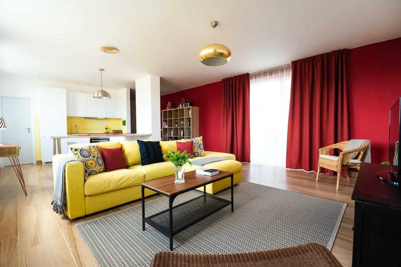 Private 5 Star 3 Room Flat And In-Door Pkg Нитра Экстерьер фото