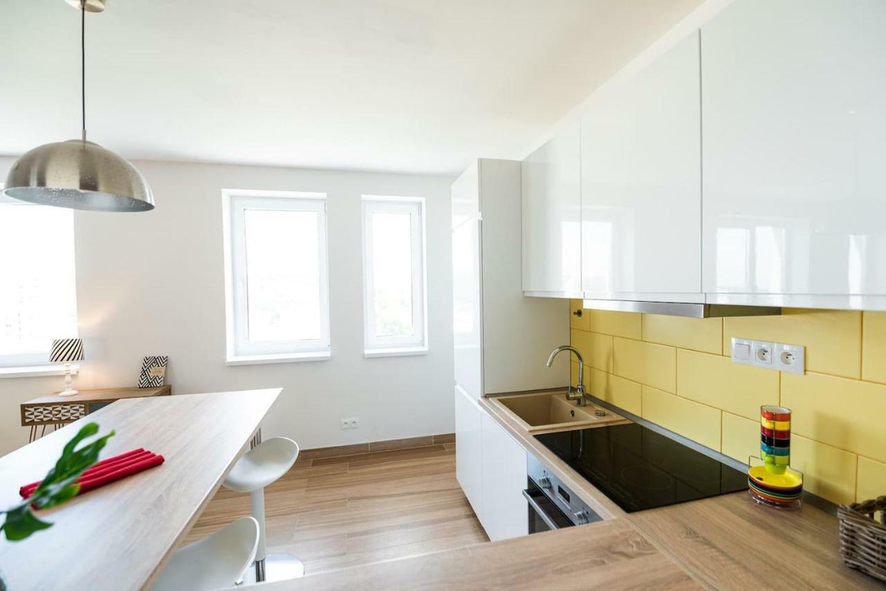 Private 5 Star 3 Room Flat And In-Door Pkg Нитра Экстерьер фото
