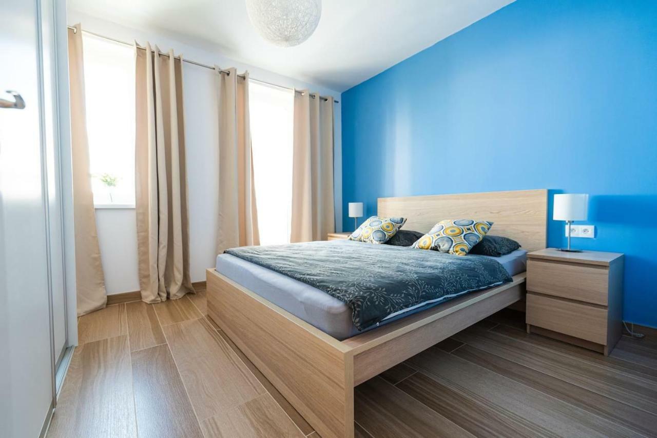 Private 5 Star 3 Room Flat And In-Door Pkg Нитра Экстерьер фото
